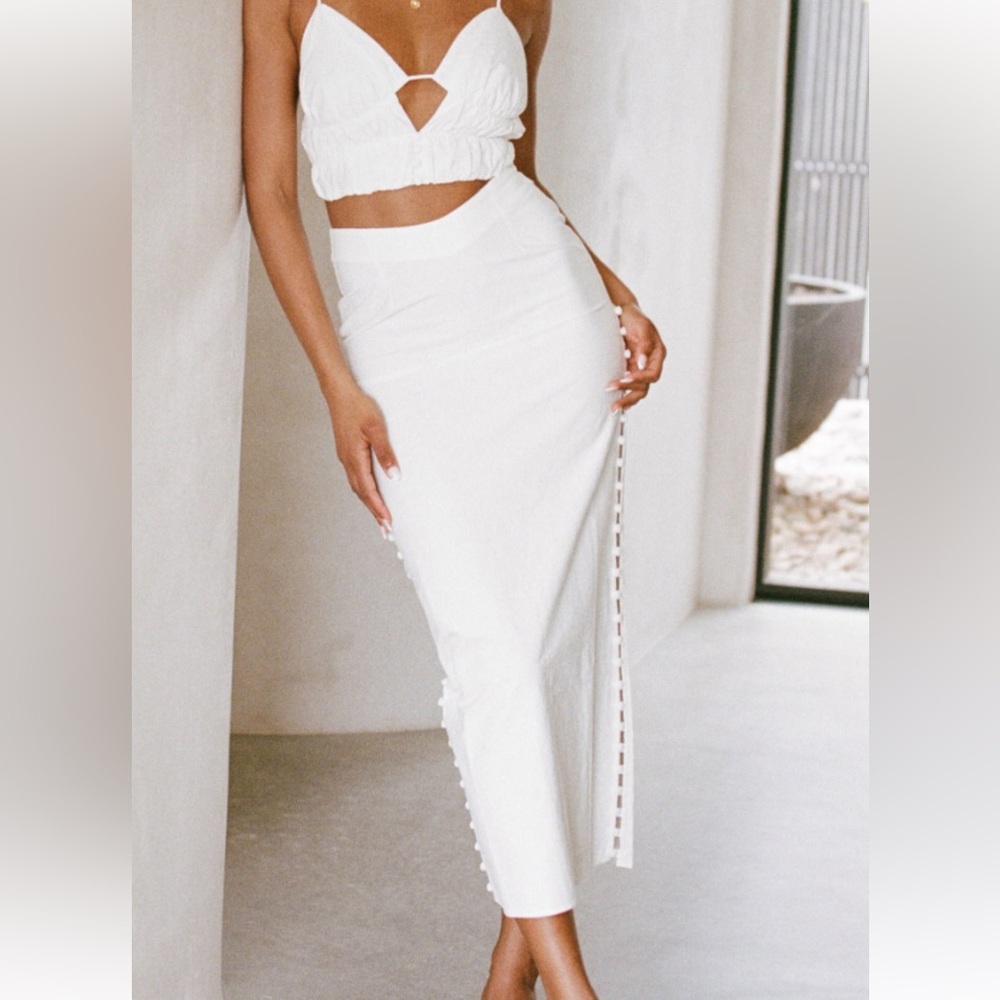 Mikali Midi Skirt NEVER WORN NO TAGS 


White High-Waist Side-Tie Midi Skirt